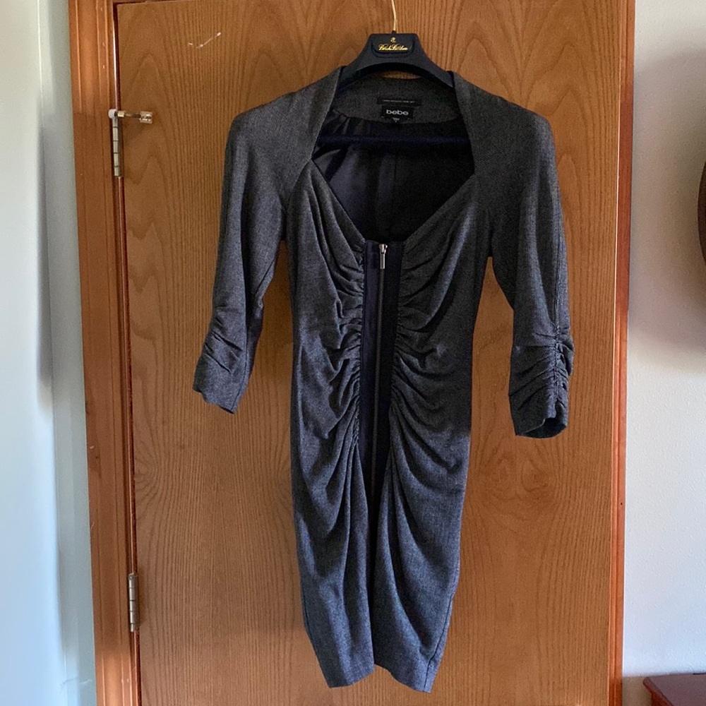 BEBE DRESS OPEN FRONT WITH ZIP IN GREY AND BLACK COLOR. SIZE 4
